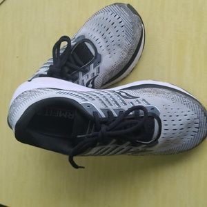 REDUCED!  Saucony Ride 13 Women Size 11 Grey/Black